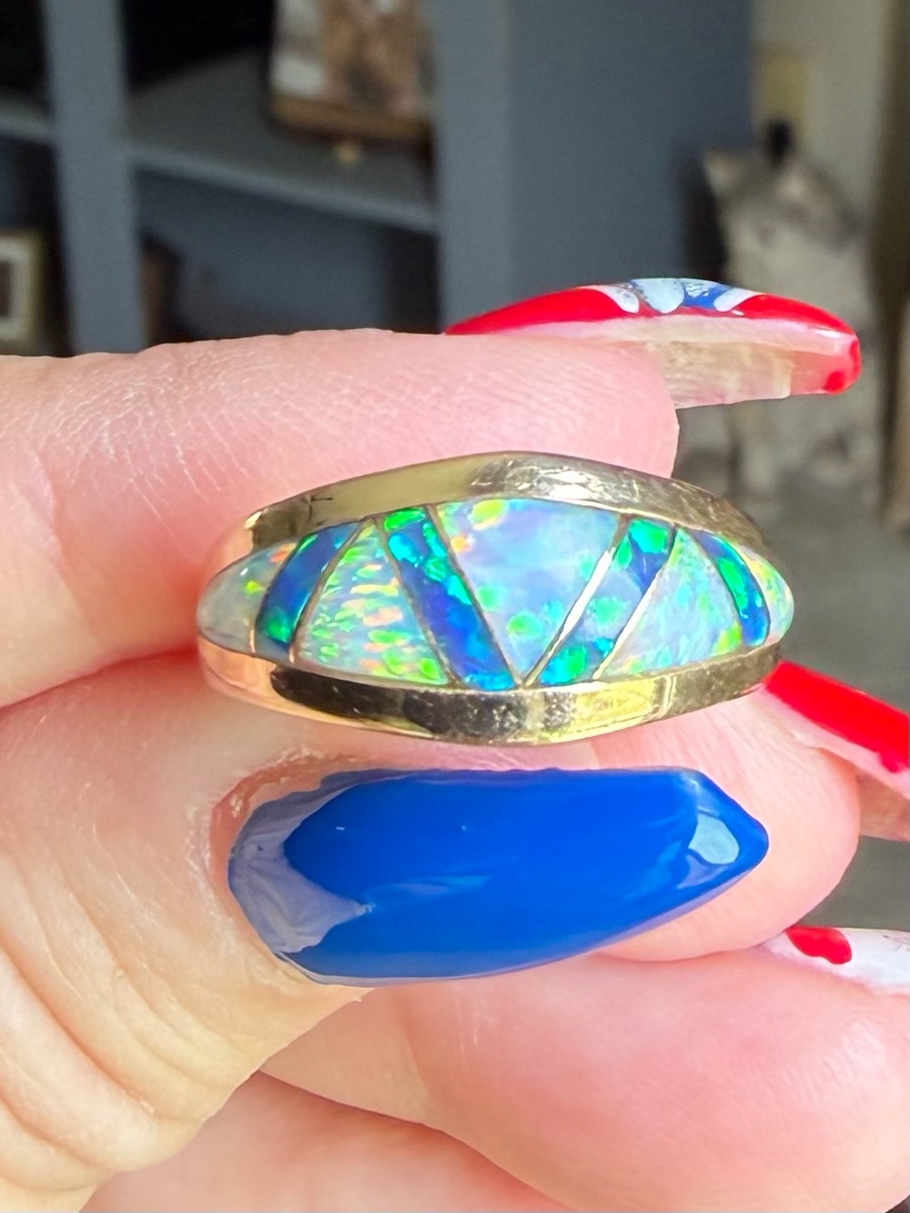Elegant Vintage 14K Yellow Gold Australian and Black Opal Ring - Picture 2 of 5
